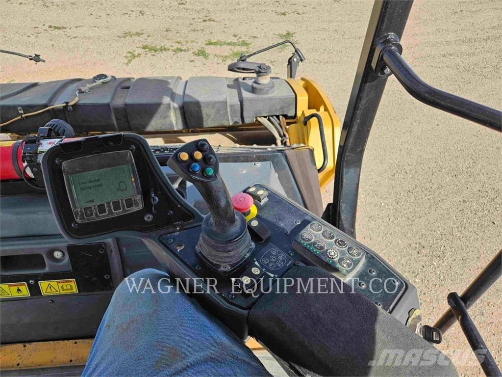 CAT CB16 Асфальтоукладчики