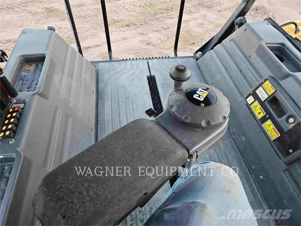 CAT CB16 Асфальтоукладчики