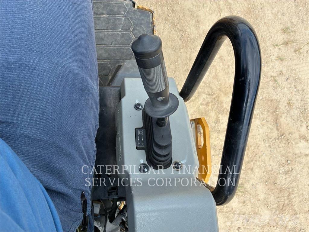 CAT CB2.703 Катки тротуарные
