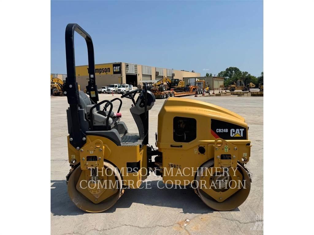 CAT CB24B Катки тротуарные