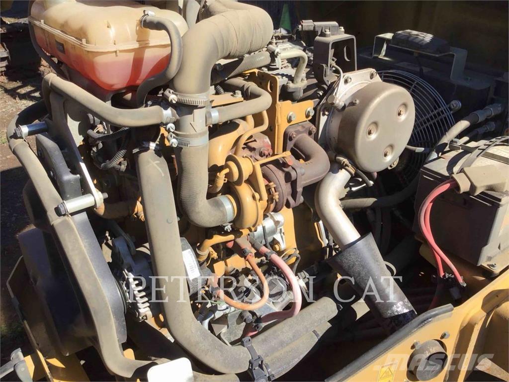 CAT CB24B Катки тротуарные