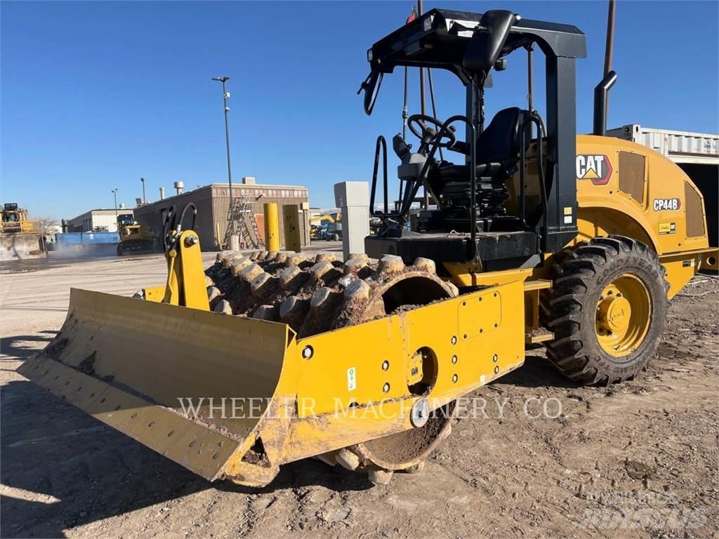 CAT CP44B Грунтовые катки