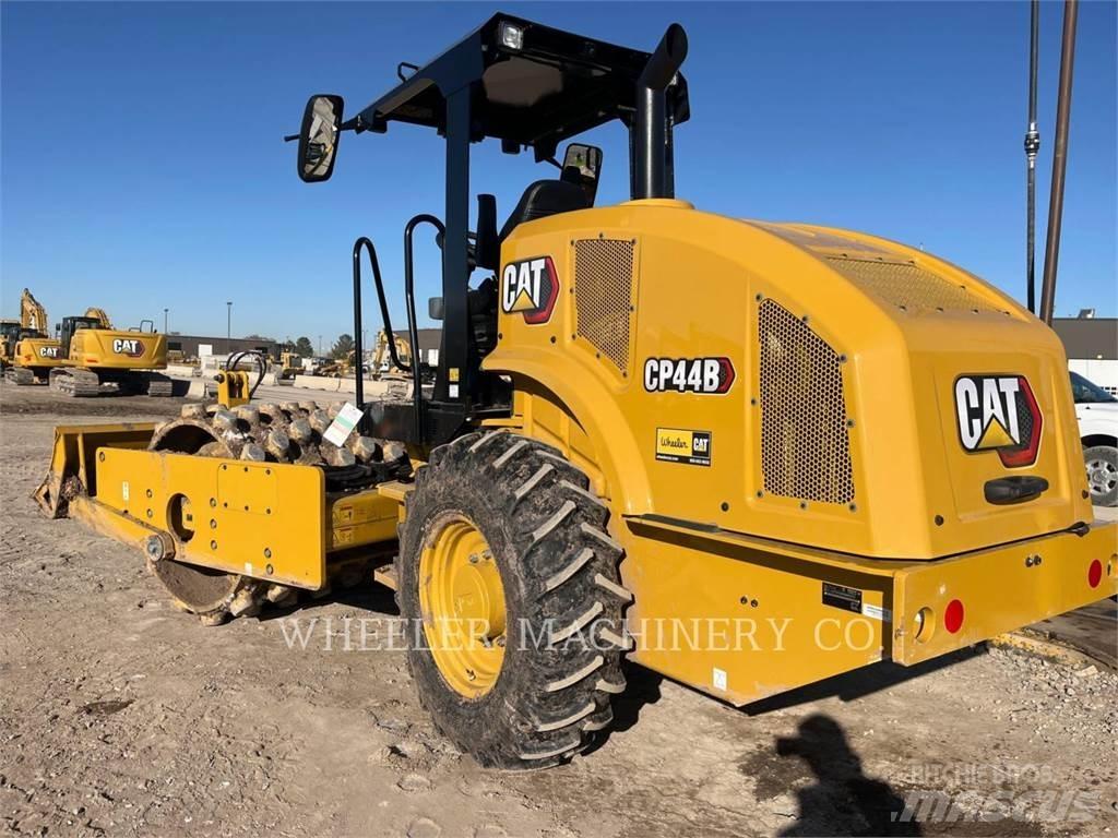 CAT CP44B Грунтовые катки