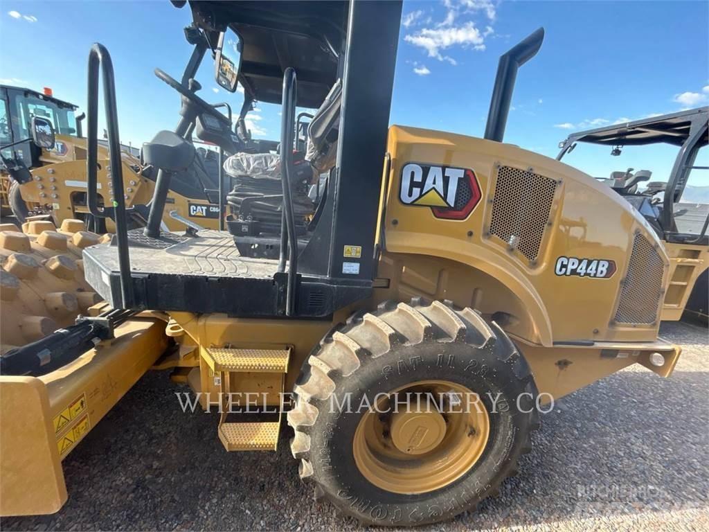 CAT CP44B Грунтовые катки