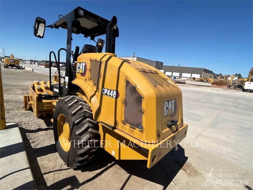 CAT CP44B Грунтовые катки