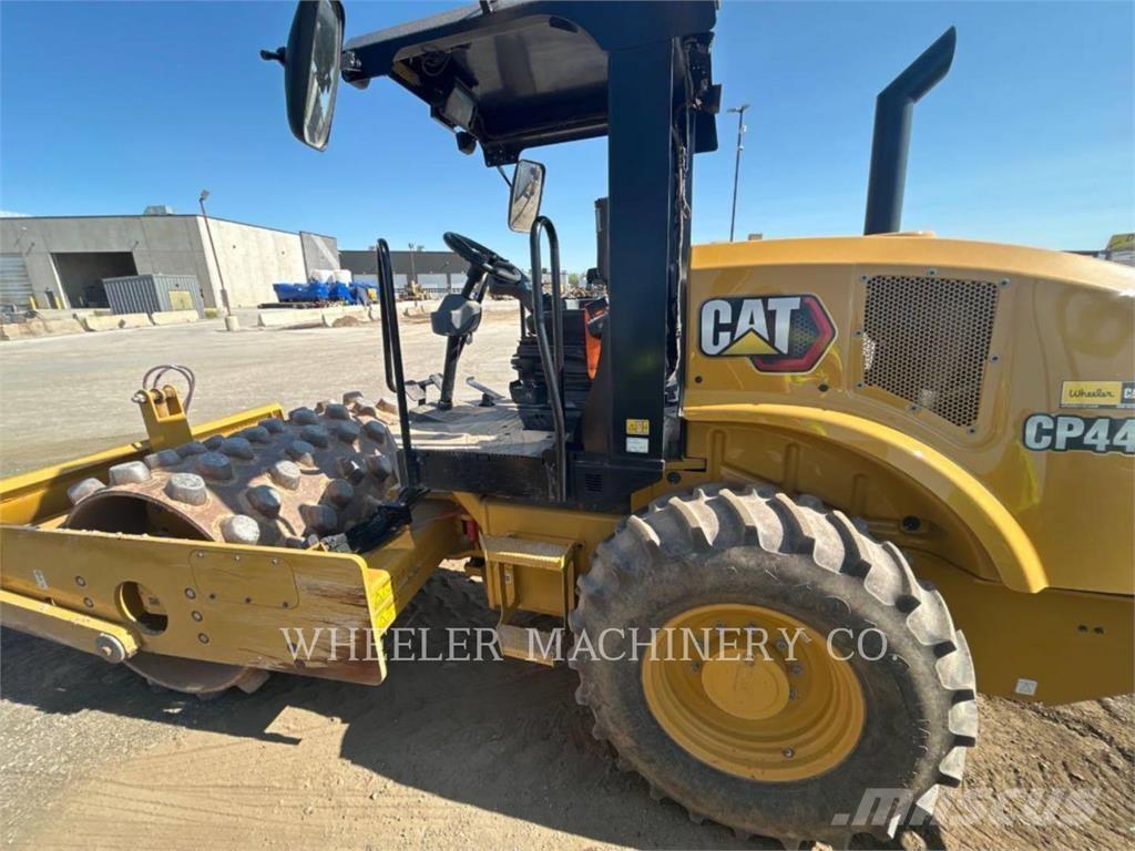 CAT CP44B Грунтовые катки