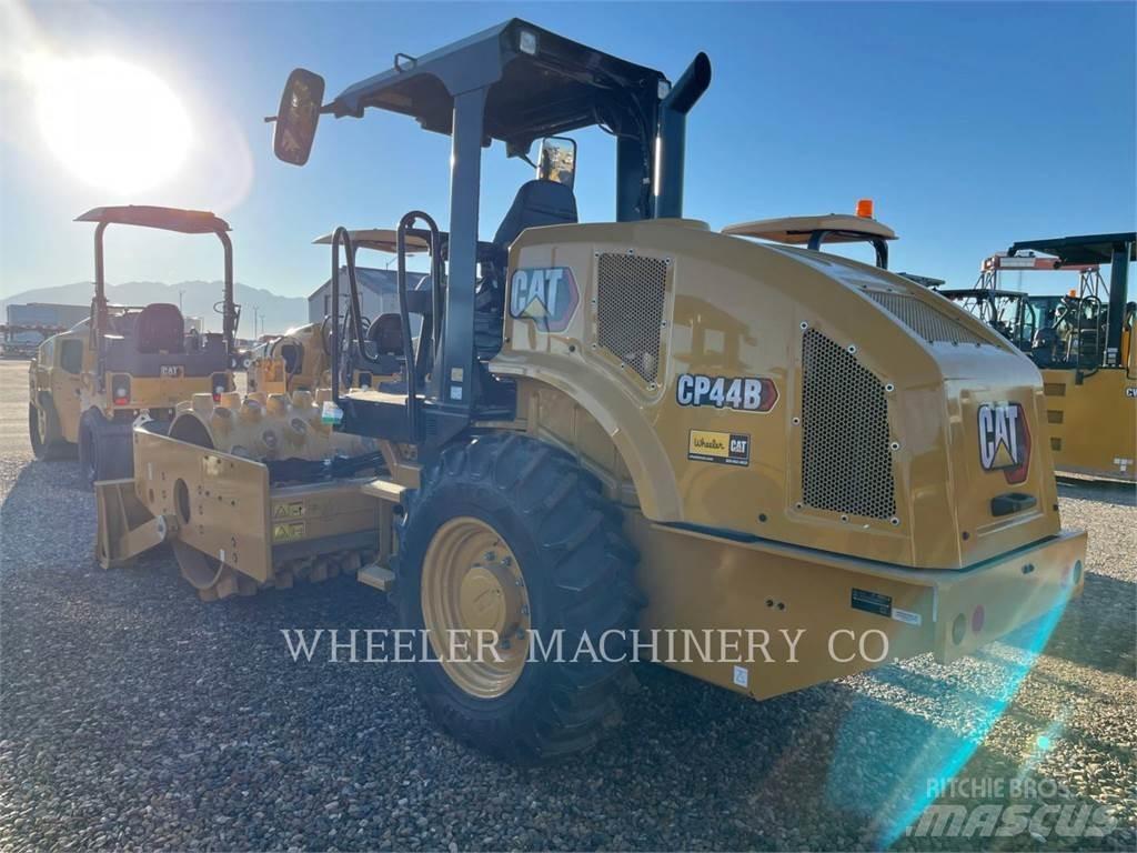 CAT CP44B Грунтовые катки