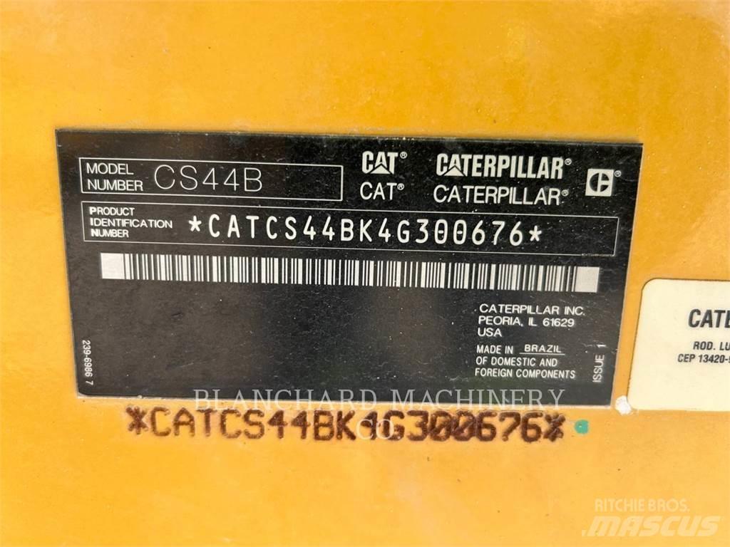 CAT CS44 Грунтовые катки