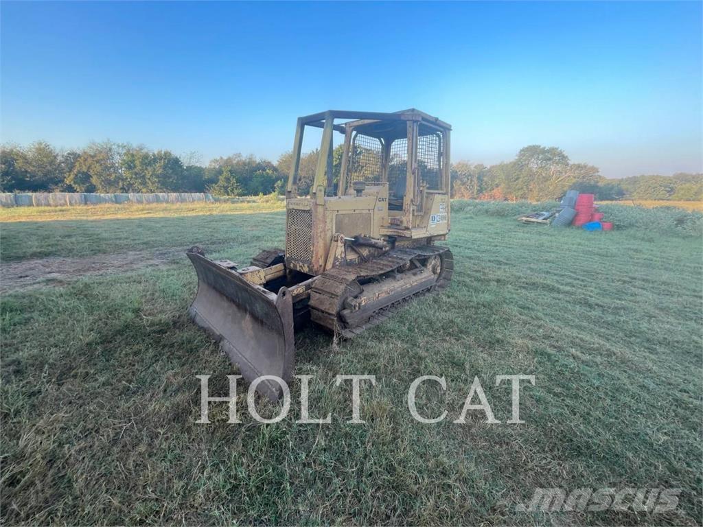 CAT D3B Гусеничные бульдозеры