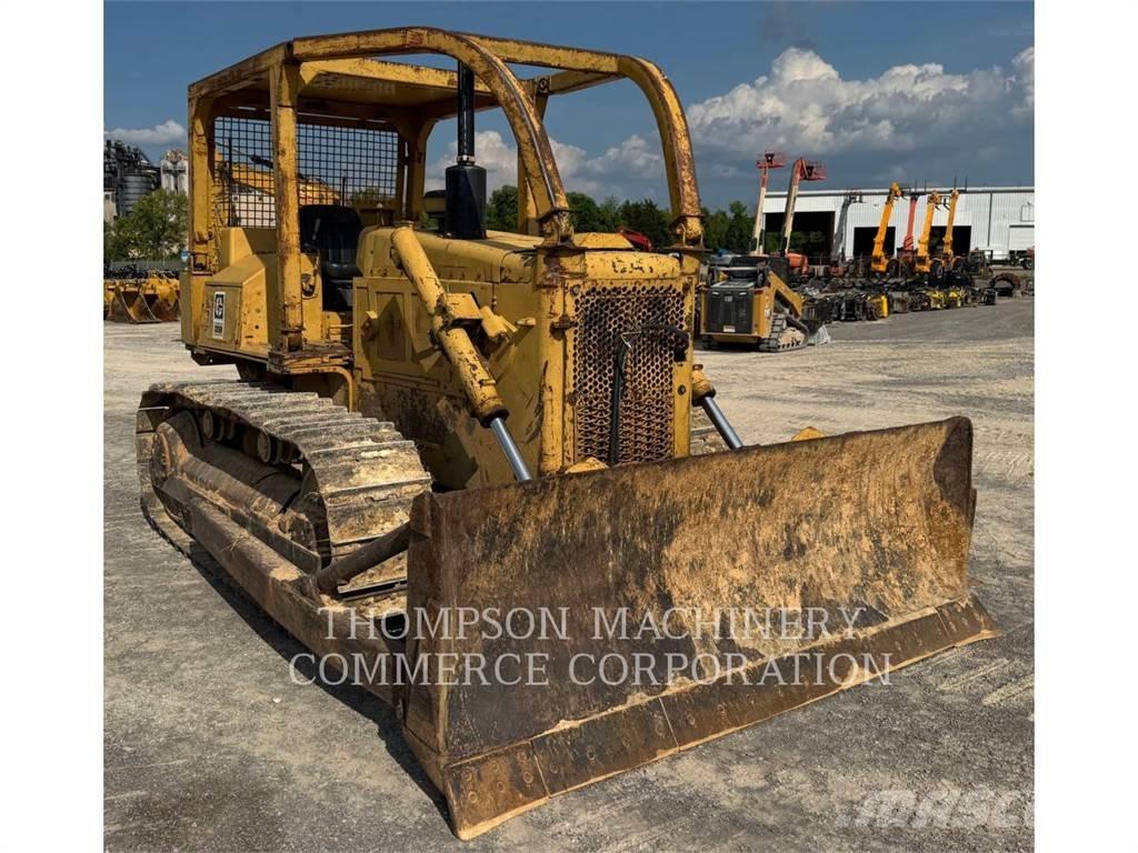 CAT D5B Гусеничные бульдозеры