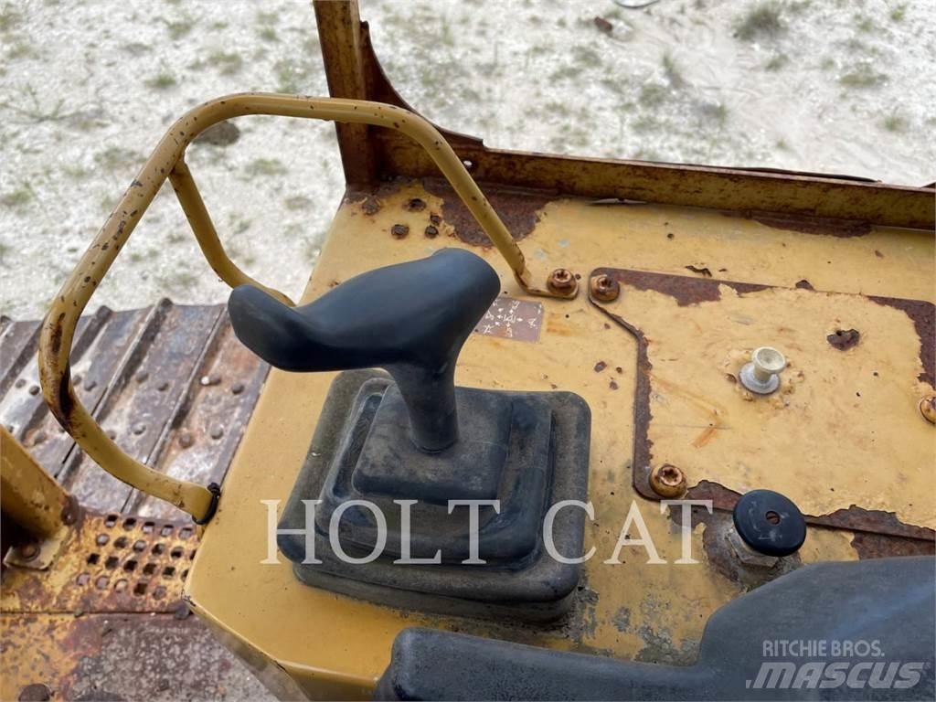 CAT D5M Гусеничные бульдозеры