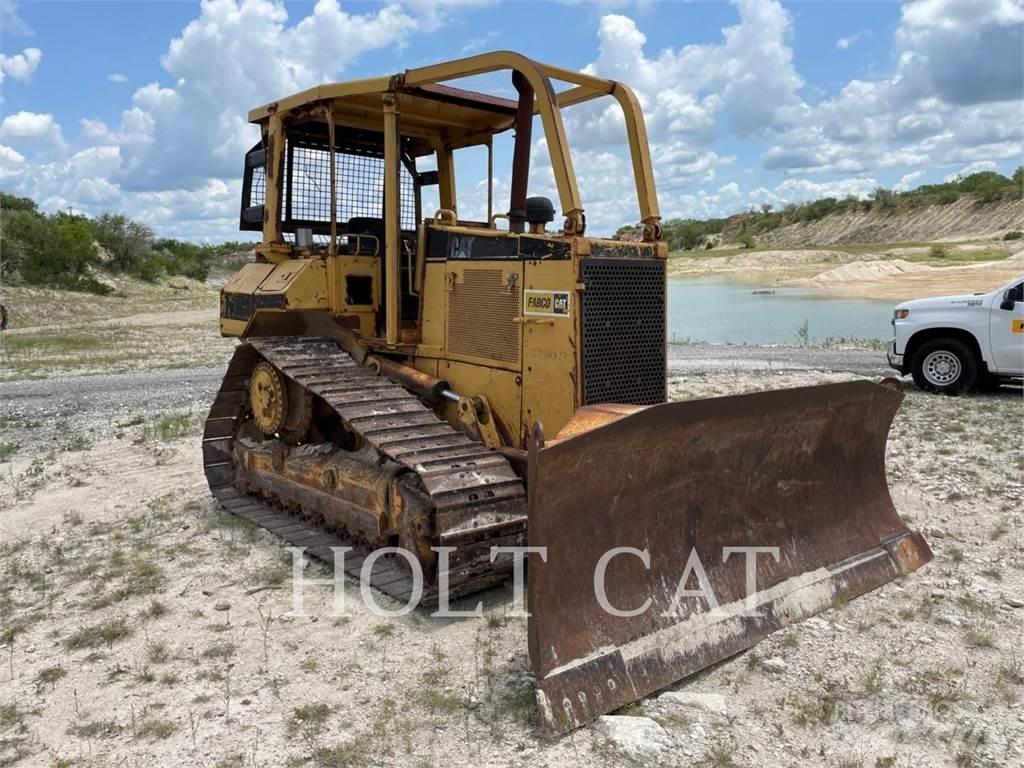 CAT D5M Гусеничные бульдозеры