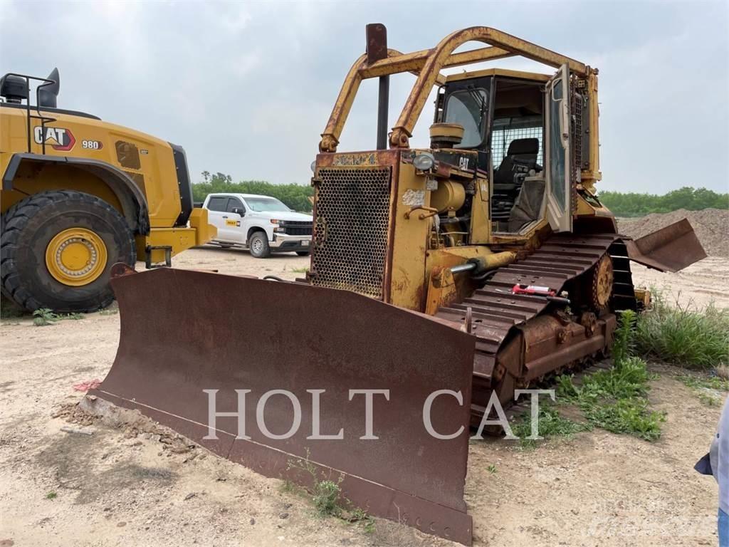 CAT D6M Гусеничные бульдозеры