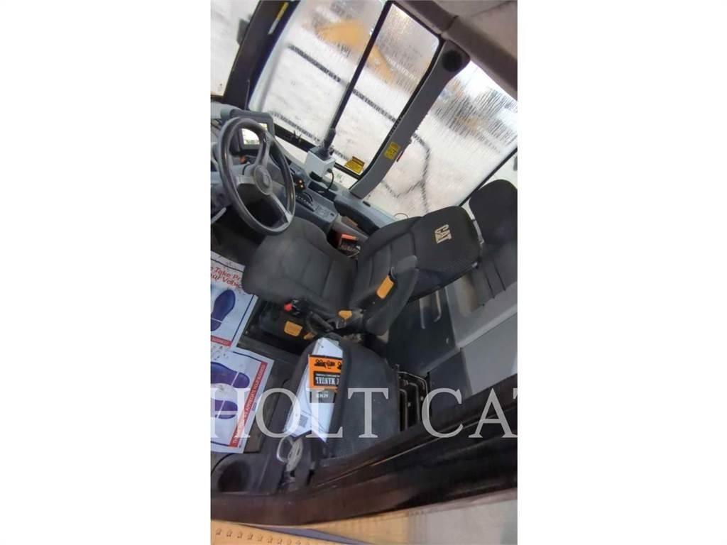 CAT W00 740 Грузовики-цистерны