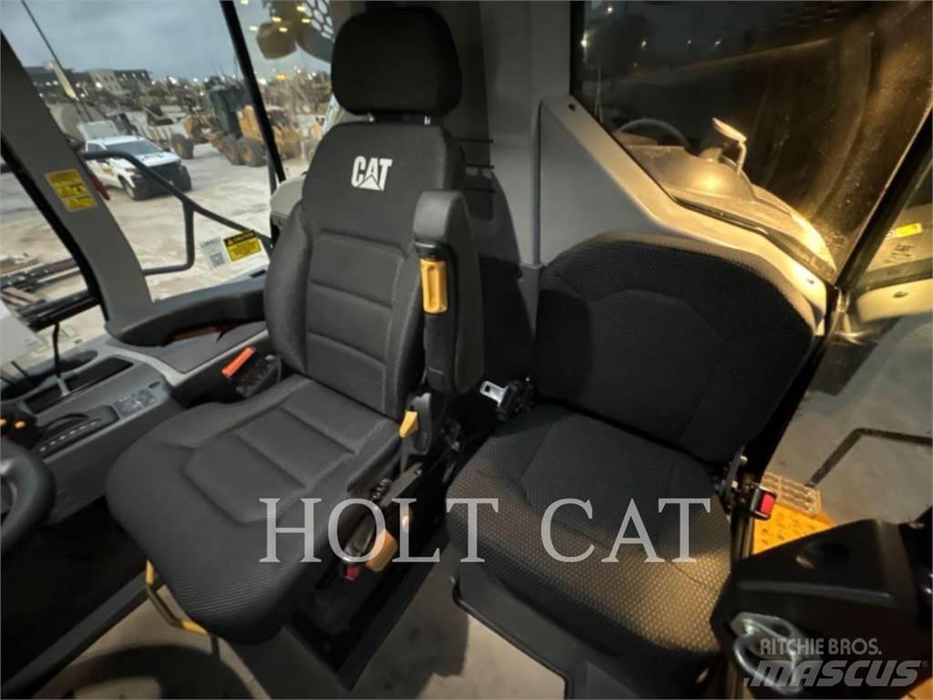CAT W00 740GC Грузовики-цистерны