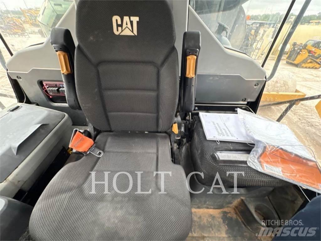 CAT W00 740GC Грузовики-цистерны