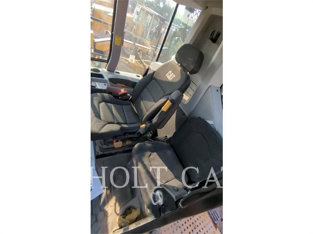 CAT W00 740GC Грузовики-цистерны