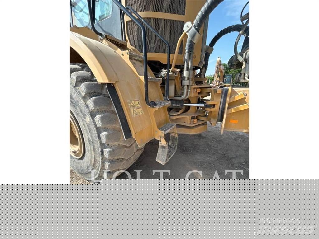 CAT W00 740GC Грузовики-цистерны