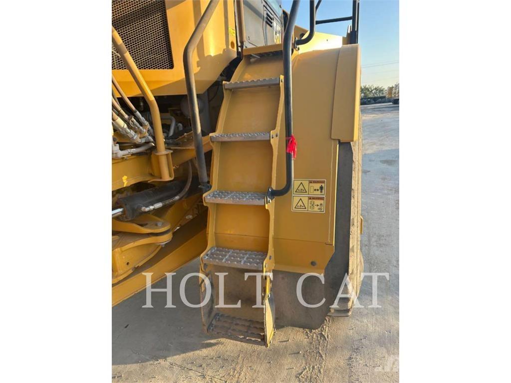 CAT W00 740GC Грузовики-цистерны