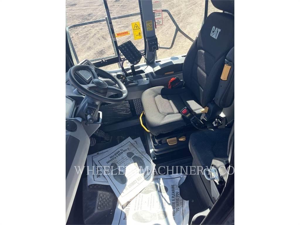 CAT WT 740 GC Грузовики-цистерны