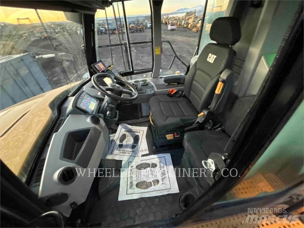 CAT WT 740 GC Грузовики-цистерны