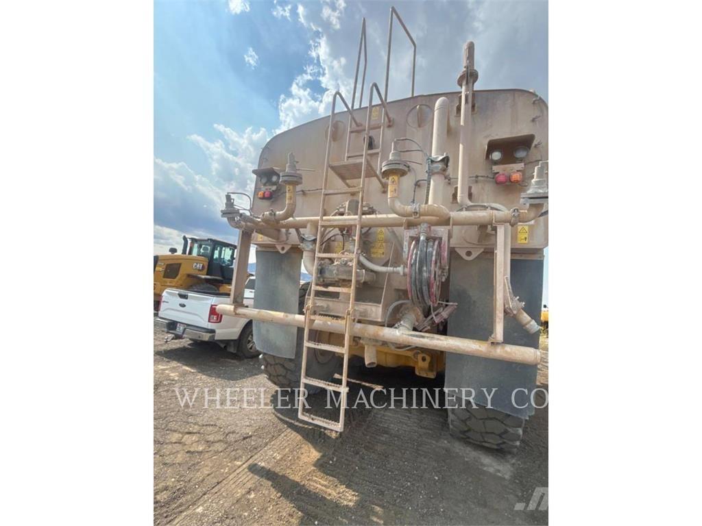 CAT WT 740 GC Грузовики-цистерны