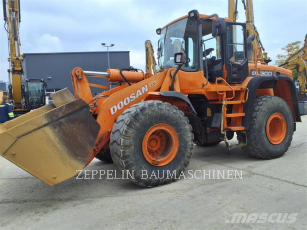 Doosan DL300 Фронтальные погрузчики