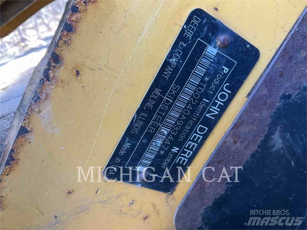 John Deere 240 Мини-погрузчики