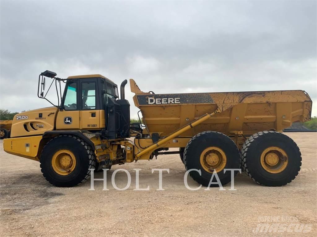 John Deere 250D Шарнирно-сочленённые самосвалы