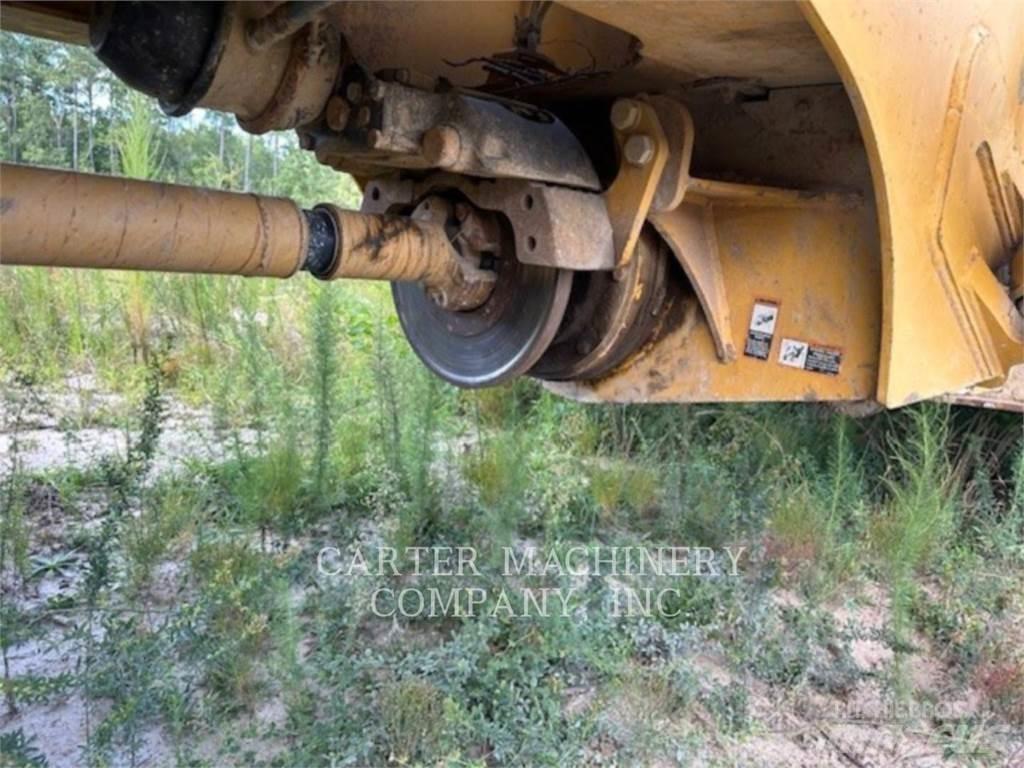 John Deere 300D Шарнирно-сочленённые самосвалы