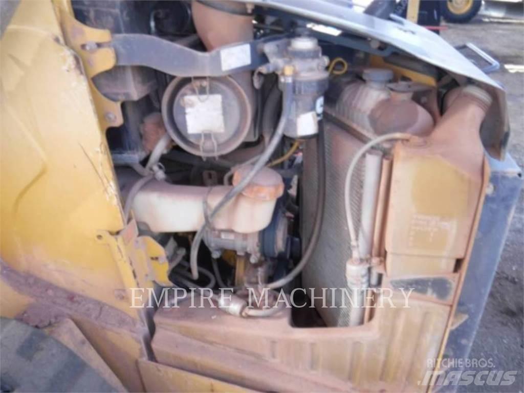 John Deere 323D Мини-погрузчики