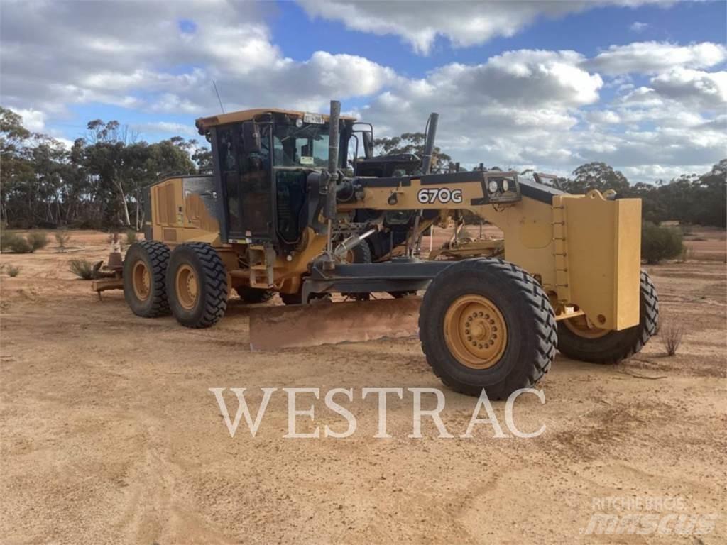 John Deere 670G Грейдеры