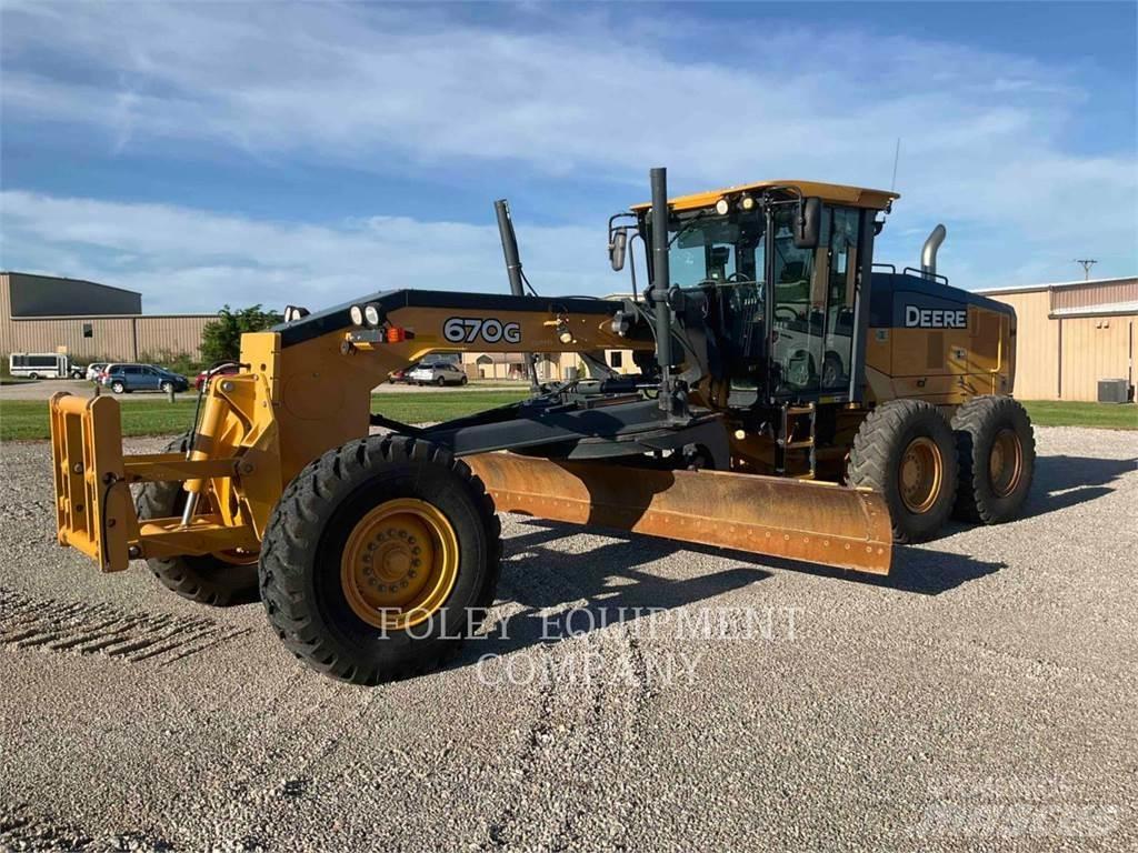 John Deere 670G Грейдеры