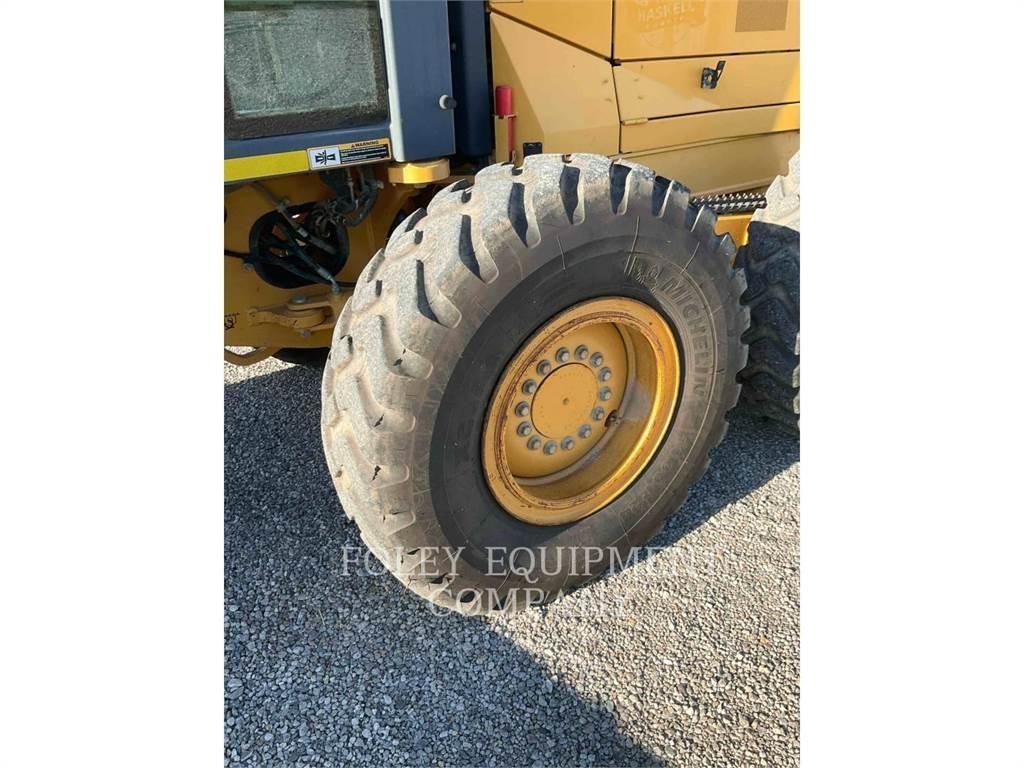 John Deere 670G Грейдеры
