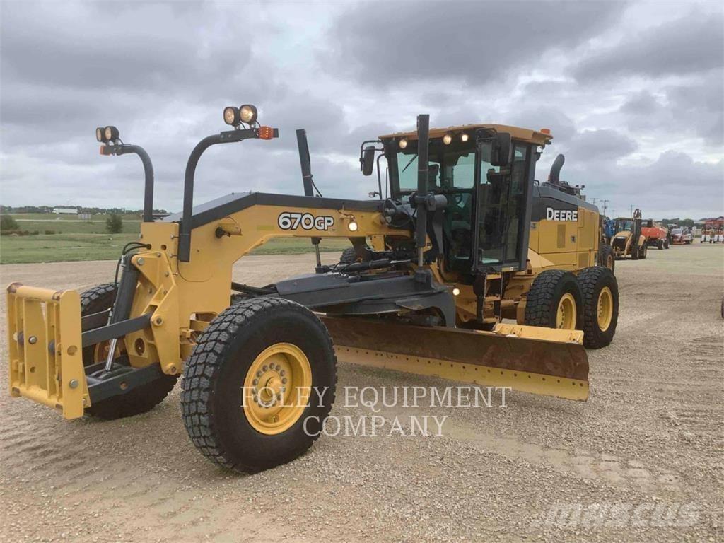 John Deere 670GP Грейдеры