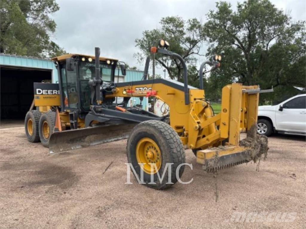 John Deere 770G Грейдеры