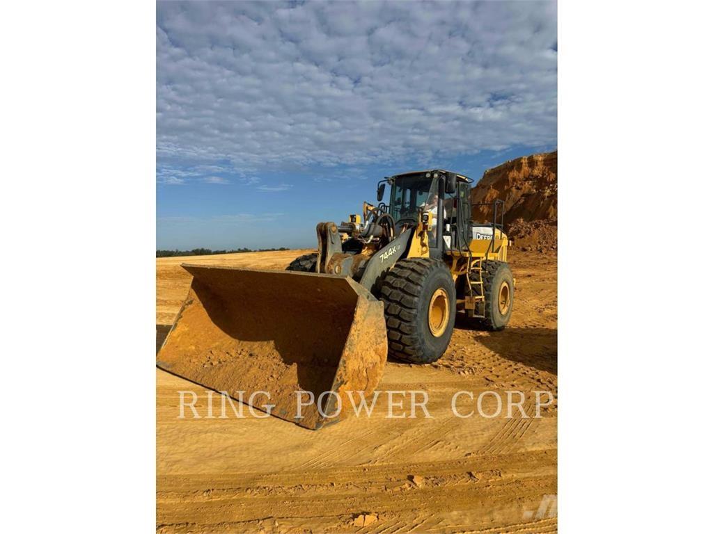 John Deere & CO. 744K Фронтальные погрузчики