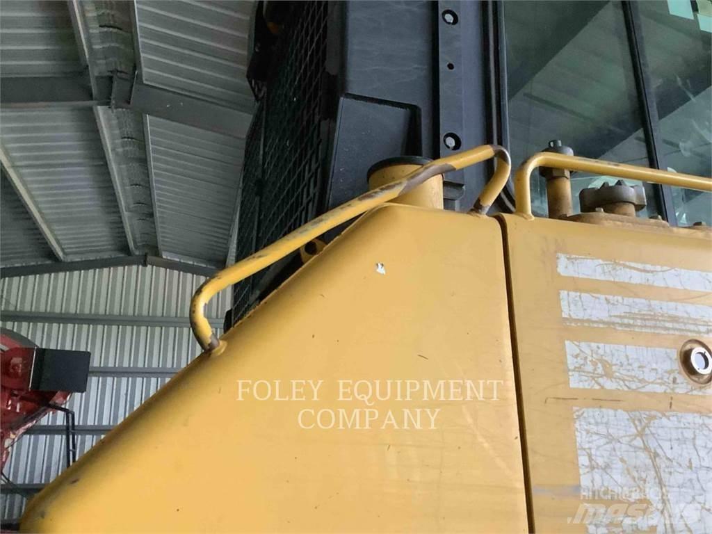 Komatsu D65EX17 Гусеничные бульдозеры