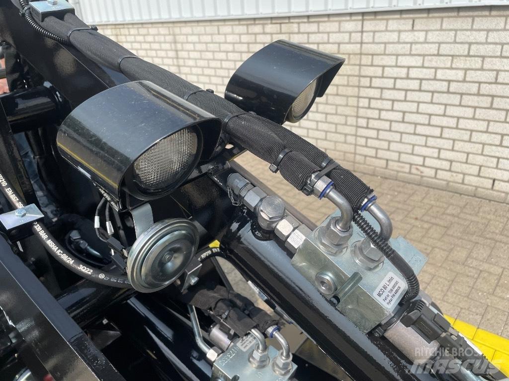 GiANT G 2200 E Фронтальные погрузчики