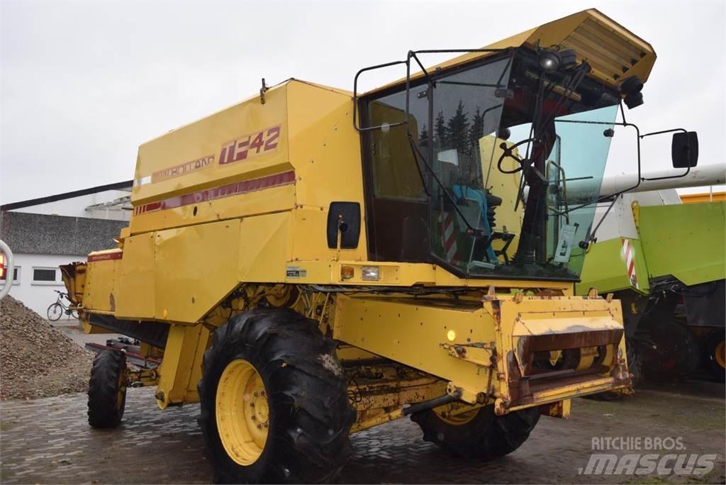 New Holland TF 42 Зерноуборочные комбайны