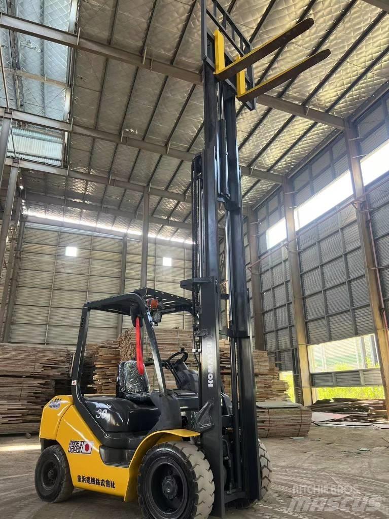 Komatsu FD 30 T-17 Дизельные погрузчики
