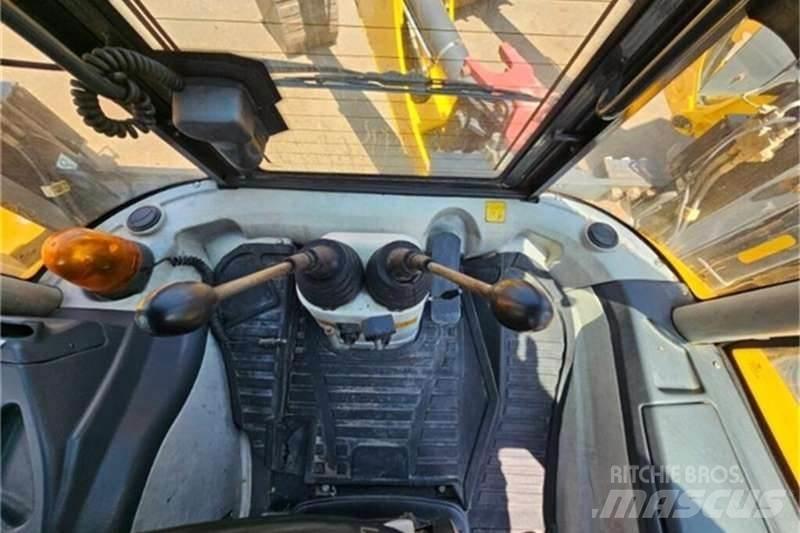 Dezzi CMI 4X4 TLB Экскаваторы-погрузчики