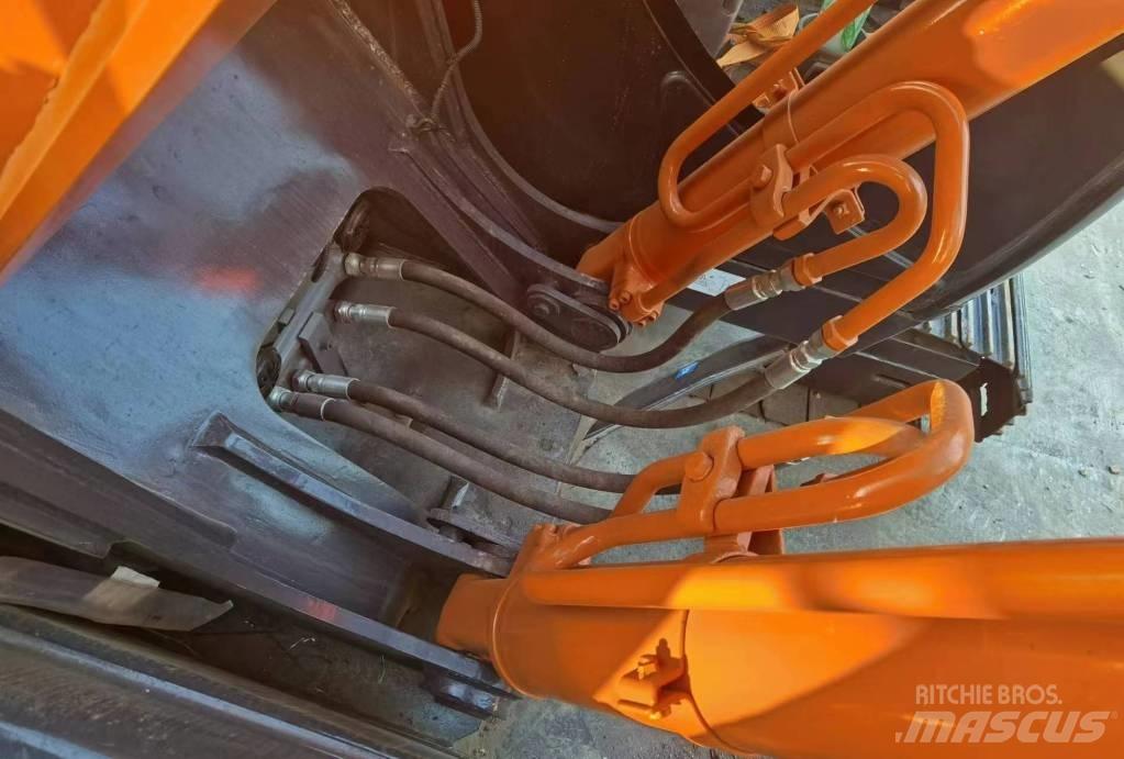 Hitachi ZX 200 Гусеничные экскаваторы