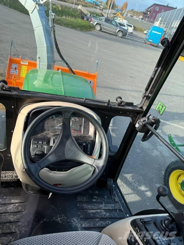 John Deere 2032 R Коммунальные тракторы