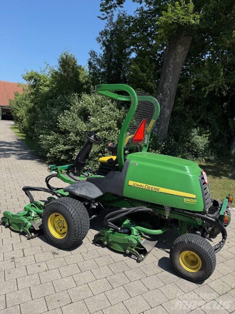 John Deere 8800 Самоходные газонокосилки