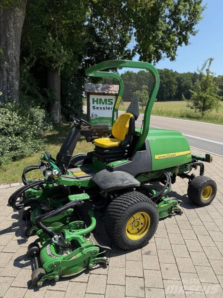 John Deere 8800 Самоходные газонокосилки