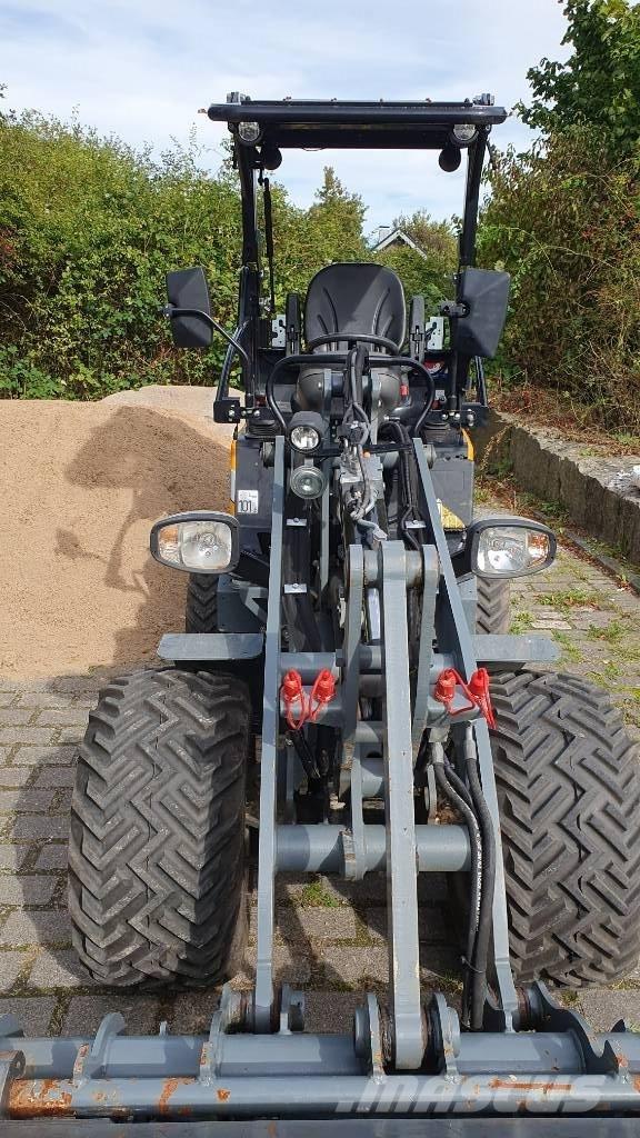 GiANT G 2300 X-tra Фронтальные погрузчики