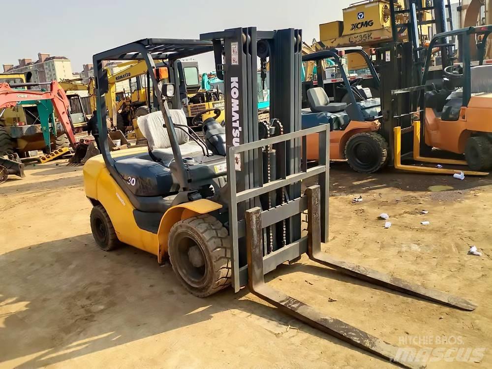 Komatsu FD 30 T-16 Дизельные погрузчики