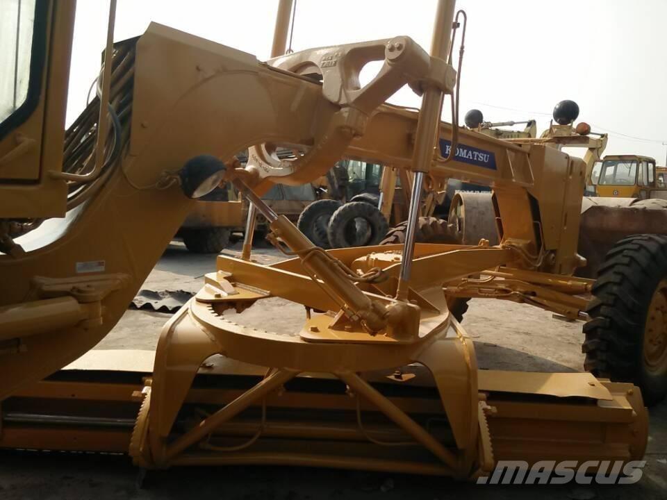 Komatsu GD 623 Грейдеры