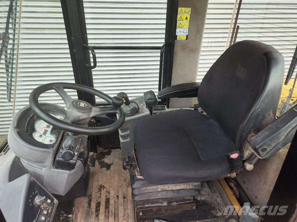 CAT 930G Фронтальные погрузчики